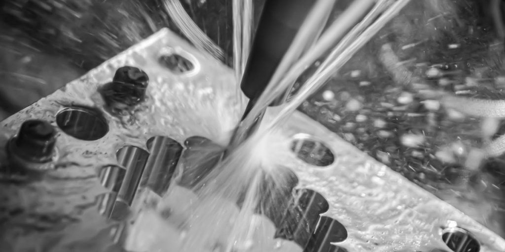 Óleo industrial Morlub em máquina operando
